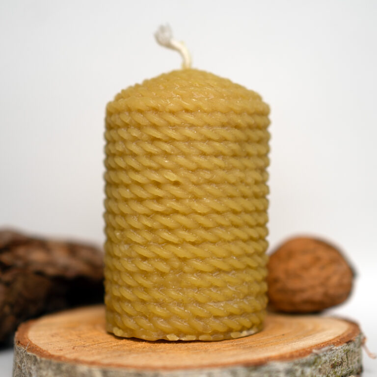 Zylindrische Kordelkerze mit Bienenwachsstruktur