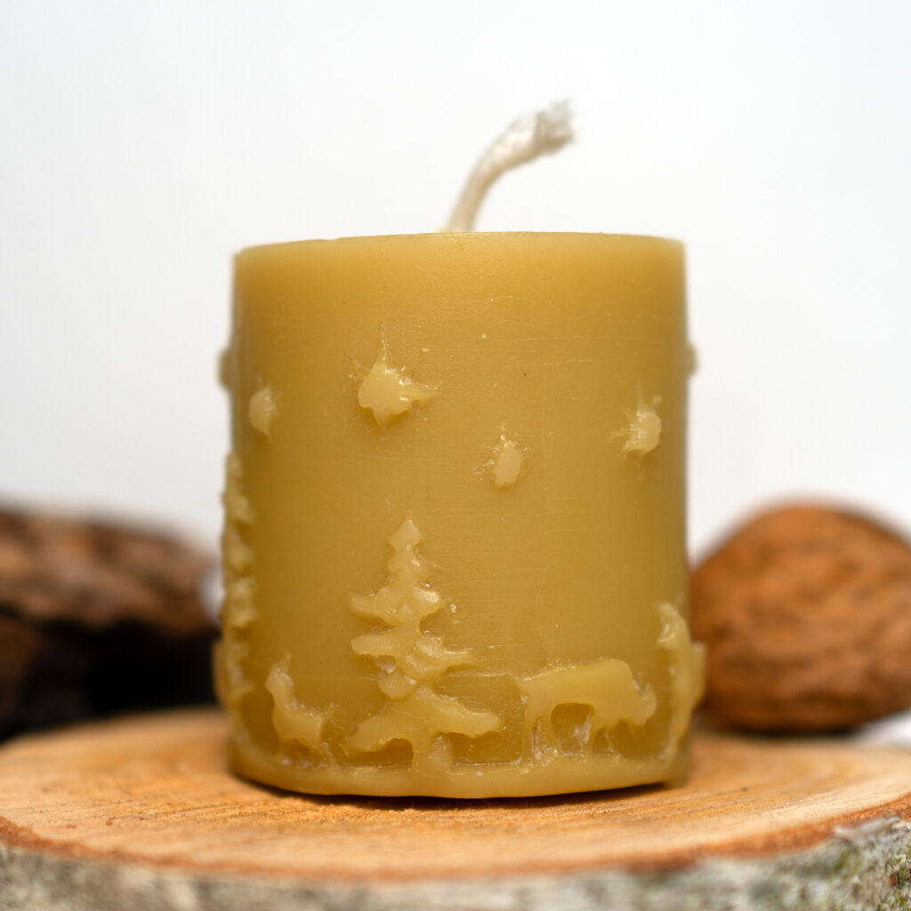 Handgegossene Weihnachtskerze mit Baum- und Sternmotiven