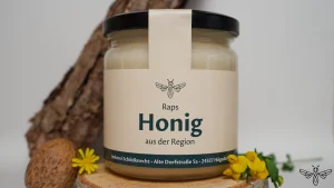 Glas Rapshonig aus der Region mit Etikett der Imkerei Schildknecht